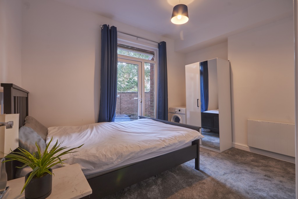Lot: 64 - FREEHOLD INVESTMENT COMPRISING FIVE FLATS - Bedroom in flat